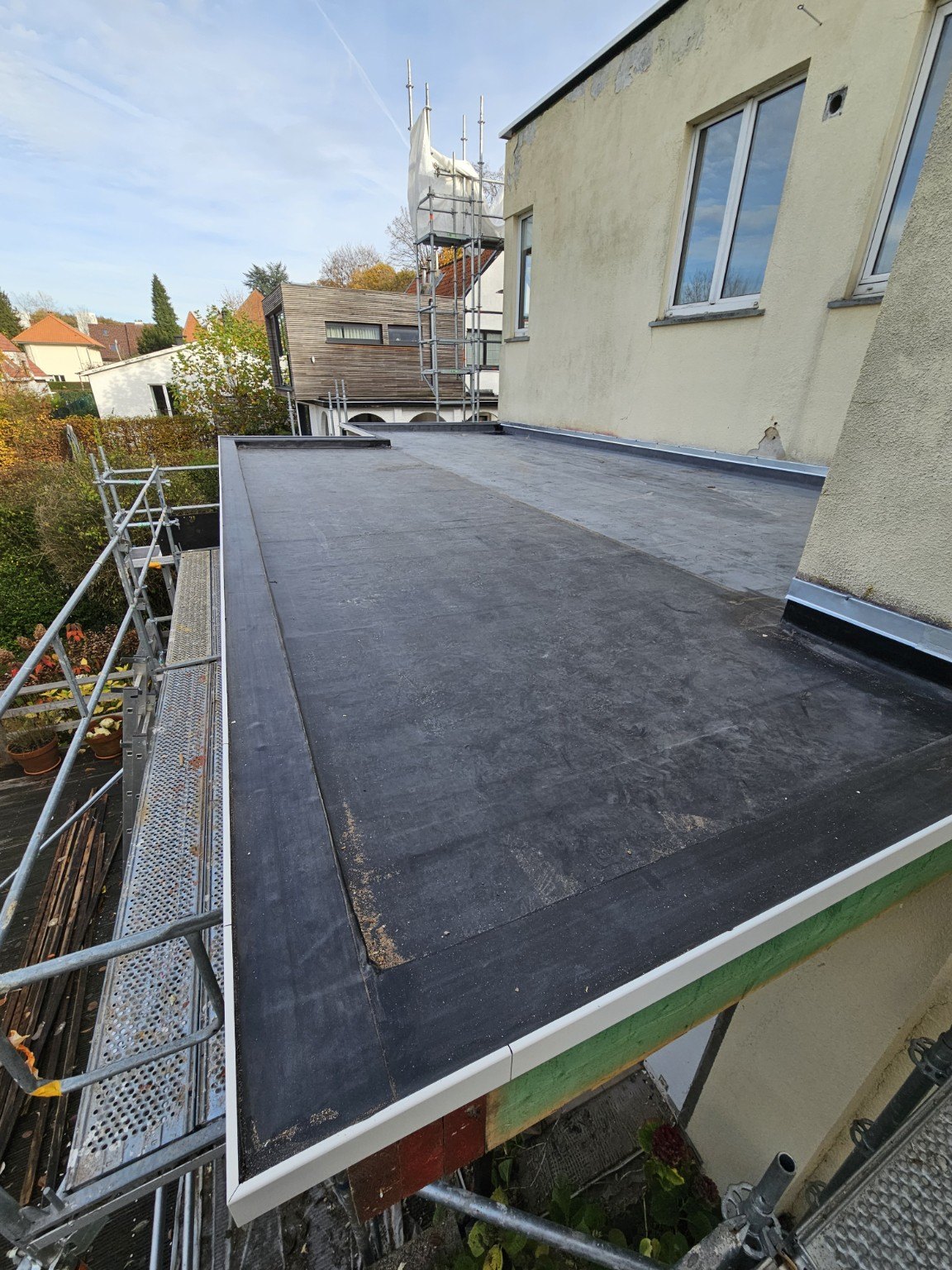 Rénovation de toiture plate à Rhode-Saint-Genèse avec finitions soignées - Étanchéité AD