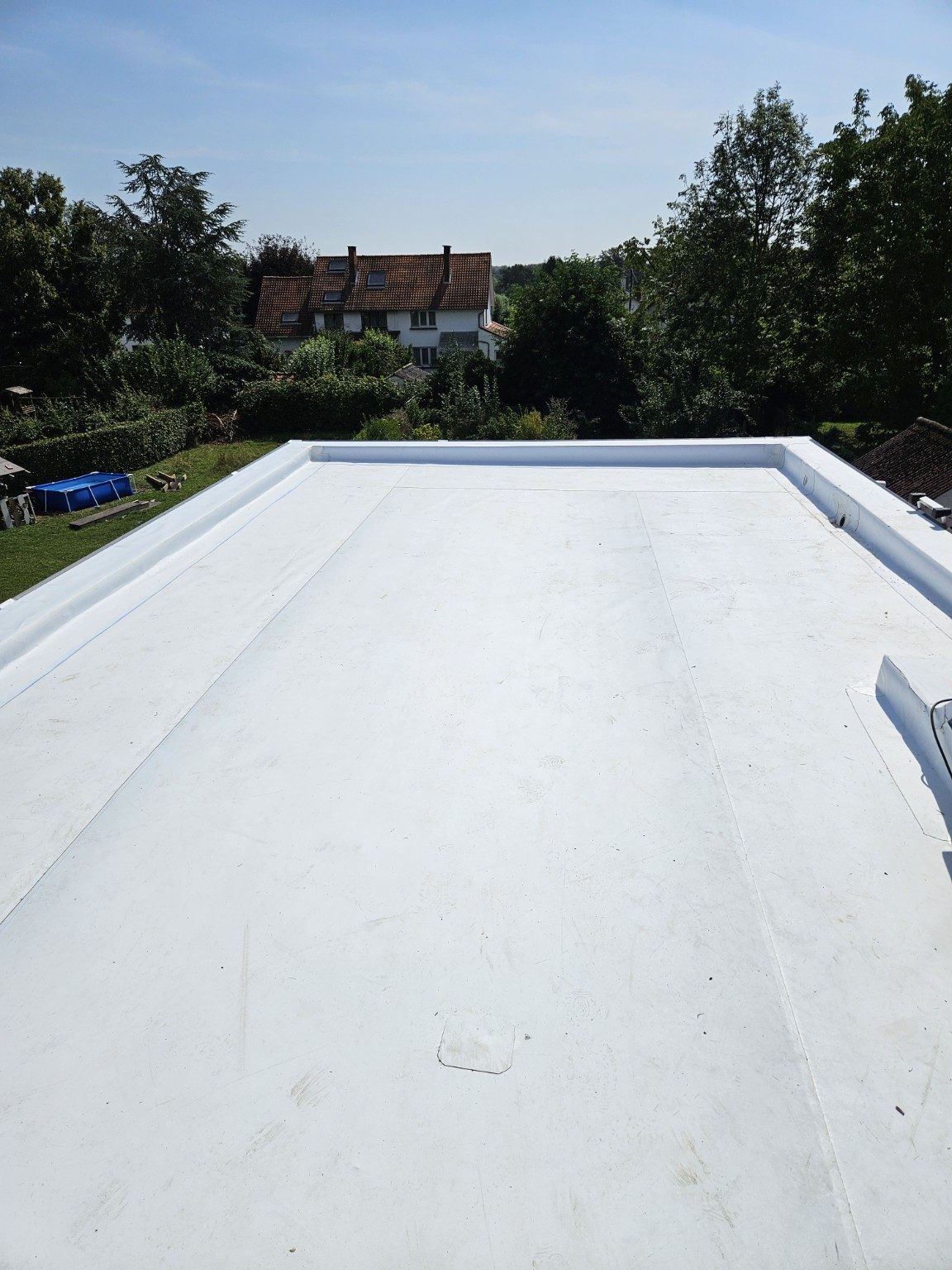Toiture plate blanche PVC TPO en Wallonie - réalisation Étanchéité AD