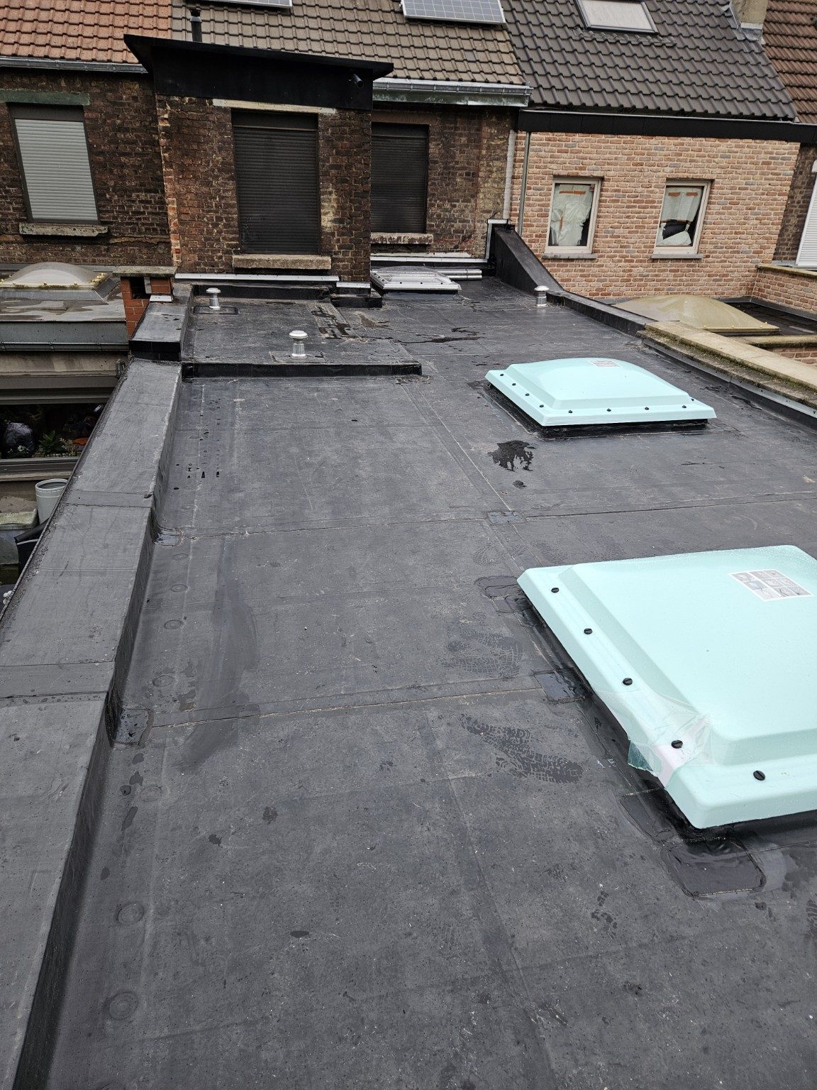 Rénovation de toiture plate avec coupoles et relevés soignés - Étanchéité AD