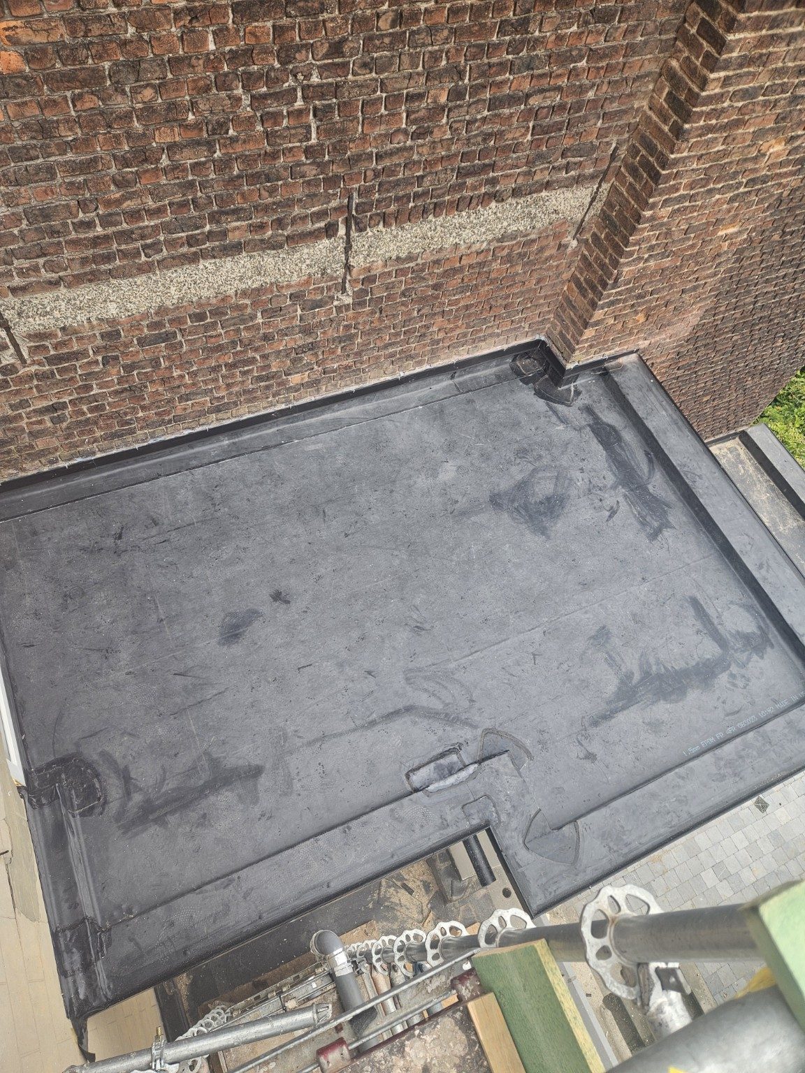 Détail de rénovation de toiture plate avec relevés contre mur - Étanchéité AD