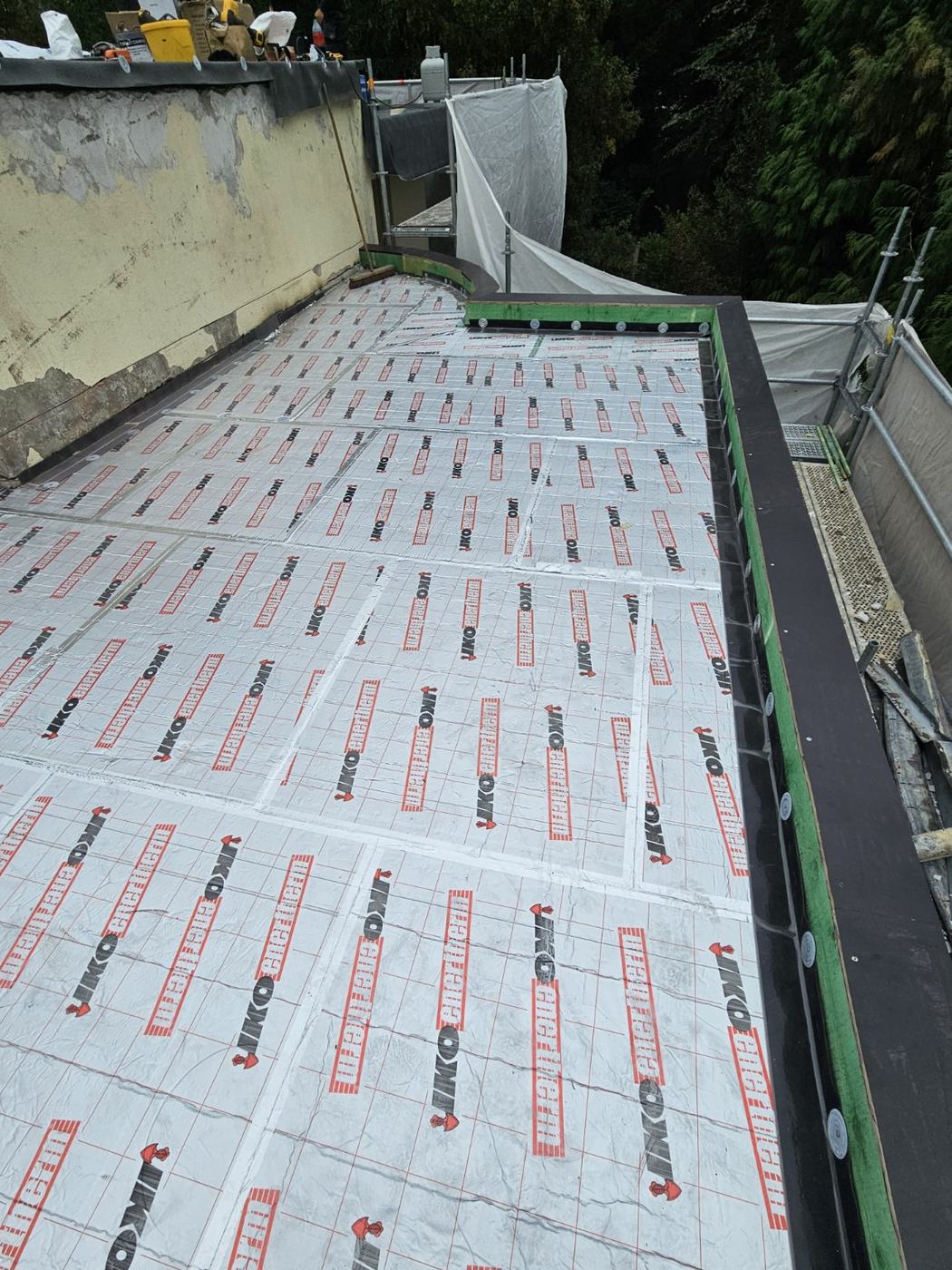 Rénovation EPDM avec pare-vapeur et isolation à Rhode-Saint-Genèse - photo 1